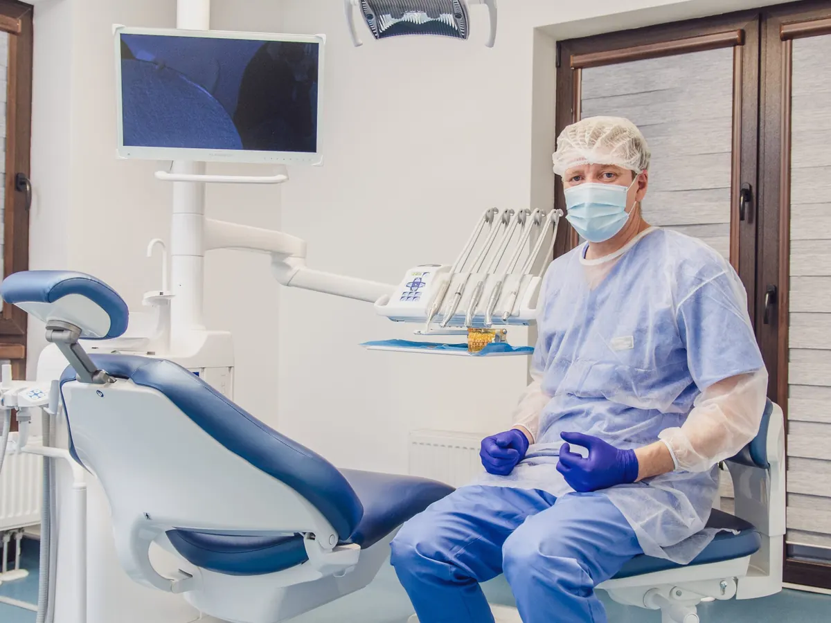 Dr. Sergiu Silion in cabinetul de stomatologie din Brasov
