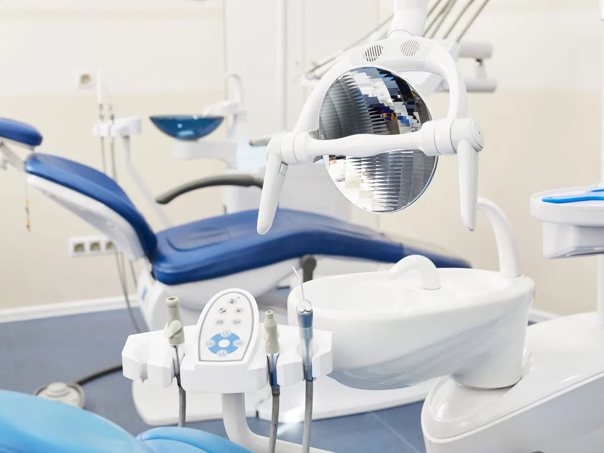 Unit dentar si instrumentar intr-un cabinet de stomatologie